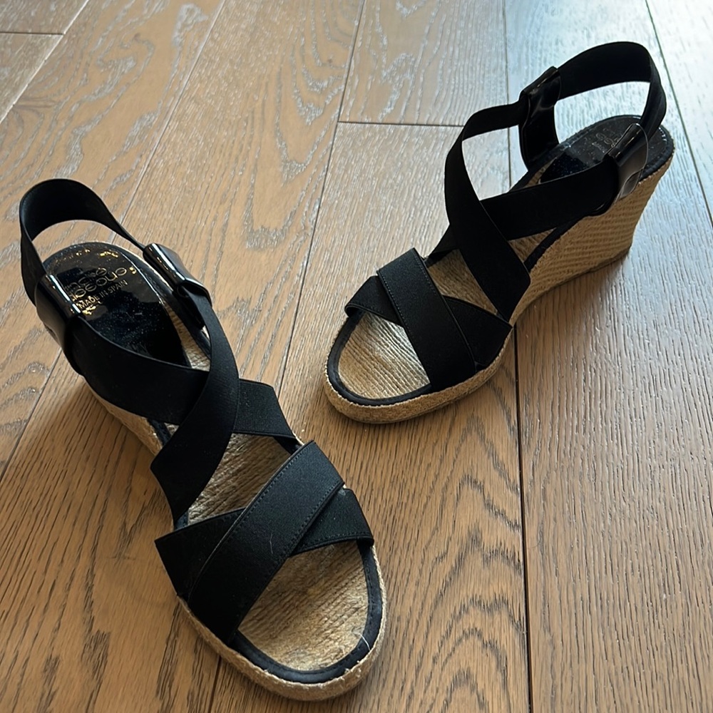Black wedges